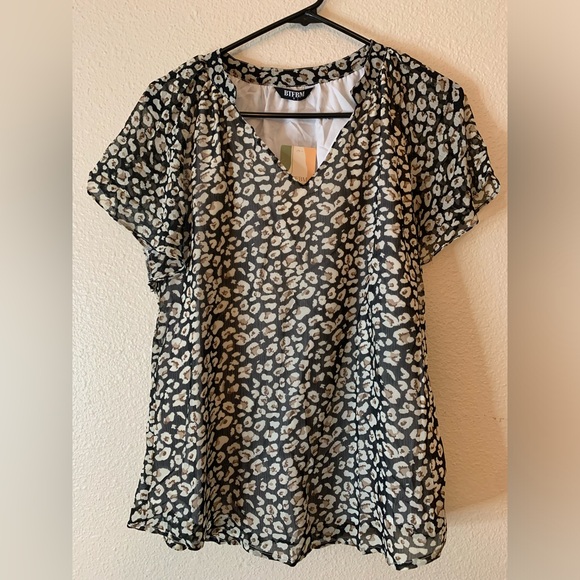 NWT V Neck Flutter Sleeve Light Weight Animal Print Top - Picture 4 of 9